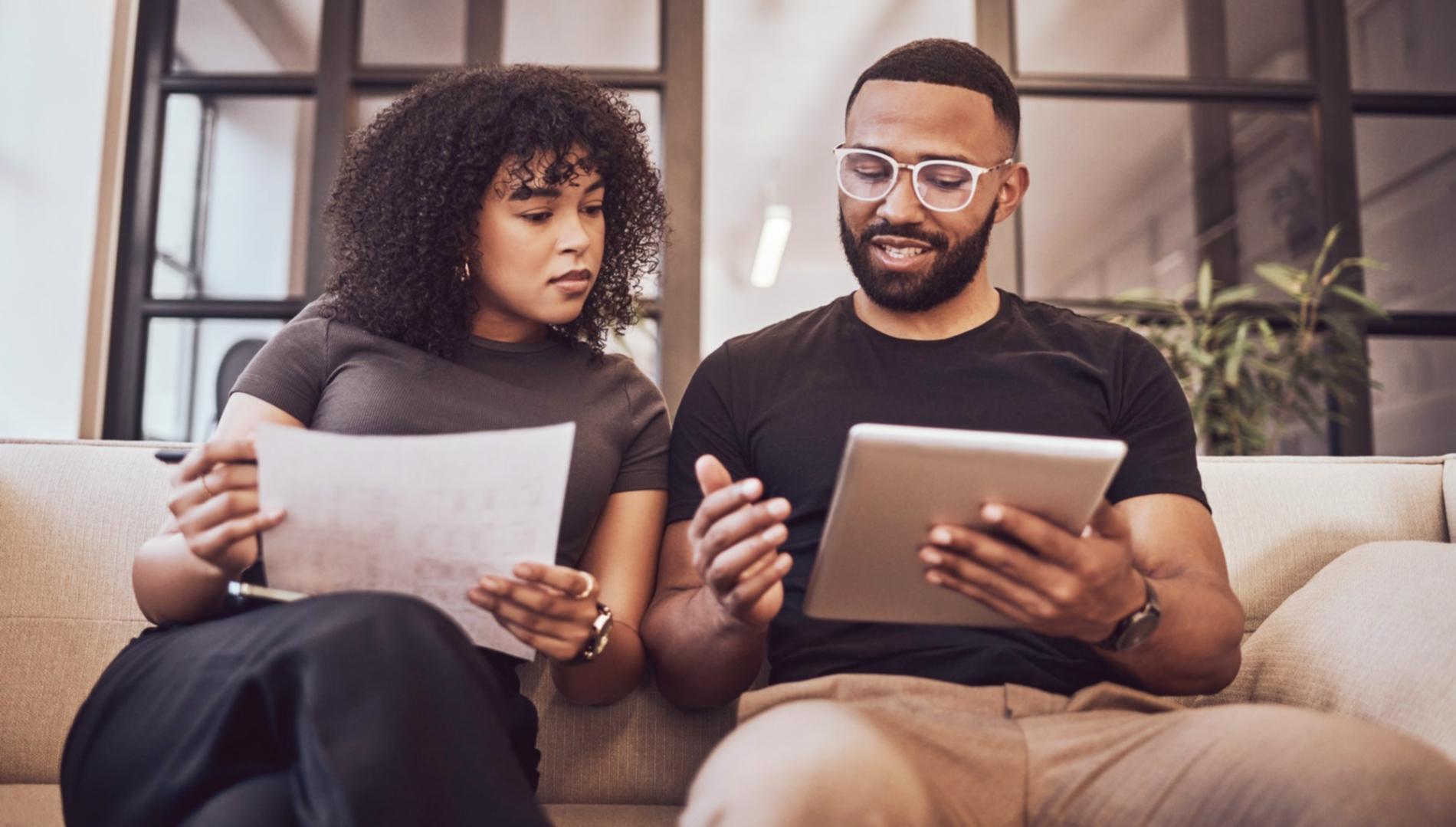 Strukturierte Kursplanung und Lernmaterialien auf einem Schreibtisch